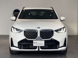 BMWアイコニック・グローを採用したフロントデザインは、先進性とプレミアム感を兼ね備えた現行モデルならではの魅力です。近づくたび、乗り込むたびに所有する歓びを感じさせてくれます。