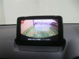 車両後方の映像を映すバックモニター。進路を確認しながら安全に車庫入れできます。