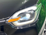 【LEDヘッドライト】悪天候や夜間走行時も良好な視界を確保し安心して運転できる高輝度LEDヘッドライトを装備!点灯速度が早く、消費電力も抑えられています。
