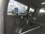荷室空間の左側側面パネルおよびホイールハウス周辺を捉えたカットです。お仕事での荷物積載や日常使用に伴う、トリム表面の現在のコンディションをご確認ください。