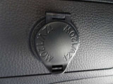 【アクセサリ-ソケット】12V/120W 市販のシガ-ライタ-ソケットプラグで携帯電話の充電などに便利です。