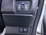 こちらの車両は『でかナビ』が装着されてますよ(*^_^*)大きな画面は見やすいので快適ですよ〜(^^)/