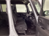 【ベンチシート】運転席と助手席の移動もスムーズ!狭い駐車場での乗り降りや、お子様の乗り降りにも便利です。座席の間にコンソールボックスやドリンクホルダーがないため、車内空間が広く感じます。