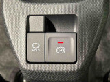 指先だけで簡単に操作が可能な電動パーキングブレーキを採用。「HOLD」スイッチを押すと、渋滞や信号待ちなどでブレーキペダルから足を離しても、ブレーキを保持するので安心です