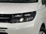 【LEDヘッドライト】悪天候や夜間走行時も良好な視界を確保し安心して運転できる高輝度LEDヘッドライトを装備!点灯速度が早く、消費電力も抑えられています。