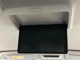 【フリップダウンモニター】大画面モニターで後席でもエンタメをお楽しみいただけます。小さなお子様にも大人気の装備です♪