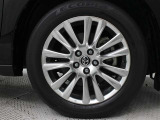 スーパークロムメタリック塗装された18インチアルミホイールが装着されています。タイヤサイズ235/55R18