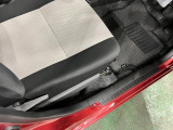 痛みの出やすい運転席シートの角、フロアマット、座面、ともに良好です