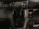 CVT車のセレクトレバーです。低速から高速まで、変速ショックのないスムーズな走りと、エンジン効率のよい領域を維持して燃費にも貢献します。サイドブレーキはスイッチ操作の電子制御パーキングブレーキです。
