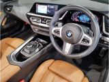 【ハンドル】ドライバーとBMW車の一体感がダイレクトに伝わるステアリングホイール。形状・太さへの拘りに加えて、操作性を高める為にスイッチ類も配置。クイックかつ安定のドライビングを体感下さい!