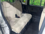広々とした2列目シートは居住性が高く、居心地も快適!友達や家族とのお出かけにぴったりです。ベビーシートやチャイルドシート使用時も快適にお過ごしいただける十分な空間を確保しています。