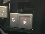 【電動パーキングブレーキ】パーキングブレーキは便利な電動式!ボタン一つで操作でき、アクセルを踏めば自動で解除されます♪レバーやペダルが無いので運転席廻りもすっきりしますね♪