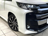 【LEDヘッドライト】悪天候や夜間走行時も良好な視界を確保し安心して運転できる高輝度LEDヘッドライトを装備!点灯速度が早く、消費電力も抑えられています。