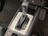 「e:HEV」搭載車です。日常シーンのほとんどをモーターで走行し、高速クルージングなどモーターよりもエンジンの方が効率が良い領域はエンジンで走行、あらゆる領域で優れた燃費走行を実現します。