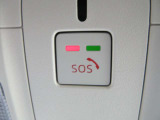 エアバッグ作動時や後突時、もしくは車内のSOSボタンを押した際に緊急通報オペレーターに連携し、救急・警察を手配します。更にオペレーターにも連携、お客様のご要望に応じてロードサービスの手配を行います。
