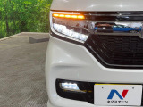 【LEDヘッドライト】悪天候や夜間走行時も良好な視界を確保し安心して運転できる高輝度LEDヘッドライトを装備!点灯速度が早く、消費電力も抑えられています。