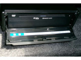 CD・DVDデッキを装備。音楽や映像を車内でお楽しみください。