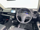 運転席まわりです。 各操作スイッチは使いやすい位置に配置されてます。