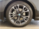 BMWの純正アロイホイールは軽量かつ強度にも優れているホイールで走行性能を引き上げる設計になっております。足元にもBMWは妥協がなくこだわっている個所になります。
