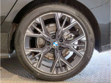 BMWの純正アロイホイールは軽量かつ強度にも優れているホイールで走行性能を引き上げる設計になっております。足元にもBMWは妥協がなくこだわっている個所になります。