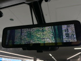 【インテリジェントルームミラー】後席の大きな荷物や同乗者で後方が確認しづらい時でも安心!カメラが撮影した車両後方の映像をルームミラー内に表示。クリアな視界で状況の確認が可能です!