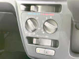 寒い冬も暑い夏も全席に快適な空調を届けてくれる、ダイヤル式エアコンを装備♪