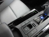 【たて型おくだけ充電】スマートフォンを充電エリアに置くだけで充電が行えます。たて置きなので場所をとりません☆