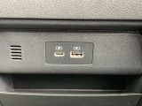 USBポート付きで携帯の充電に便利。