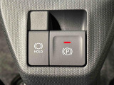 指先だけで簡単に操作が可能な電動パーキングブレーキを採用。「HOLD」スイッチを押すと、渋滞や信号待ちなどでブレーキペダルから足を離しても、ブレーキを保持するので安心です