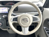 インテリアに合わせたデザインのステアリングは、運転される方のことも考え、運転しやすい形状、大きさです。是非一度、実際に触ってお確かめください。