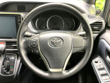 【純正革巻きステアリング】上質な革を使用することで、手にしっかり馴染みとても運転しやすいハンドルです♪