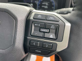 アダプティブクルーズコントロール搭載。 先行車を検知して、適切な車間距離を保てる速度に自動で調整し、先行車がいなくなった際は、設定速度で走行を続けます。