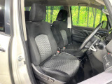 運転席まわりには十分なスペースがあり、大柄な方でもゆったり運転していただける環境です。
