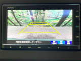 【バックカメラ】駐車時に後方がリアルタイム映像で確認できます。大型商業施設や立体駐車場での駐車時や、夜間のバック時に大活躍!運転スキルに関わらず、今や必須となった装備のひとつです!
