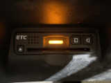 【ETC】有料道路を利用する際に料金所で停止することなく通過できる、ETC車載器(ノンストップ自動料金収受システム機器)が装備されています。セットアップを行うことで利用可能になります。