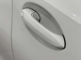 コンフォートアクセス付きでキーを携帯していれば施錠、開錠が可能です。