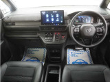 運転にかかわる様々な操作を安全に行えるように視点移動が少なく、操作性に配慮されたスイッチ類が凝縮されたコクピットです。