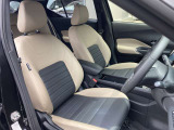 適度なホールド感で運転しやすいフロントシートです☆もちろんプロによるクリーニング済みで気持ちよく運転していただけます。