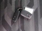 電子キーをポケットやカバンに入れているだけで、ドアの開錠・施錠が行えます。荷物を抱えていてもラクラク開閉です。エンジン始動も行えます。