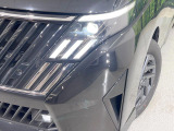 【LEDヘッドライト】悪天候や夜間走行時も良好な視界を確保し安心して運転できる高輝度LEDヘッドライトを装備!点灯速度が早く、消費電力も抑えられています。