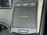 手元でナビゲーションなどの操作を可能にする「リモートタッチ」は、運転姿勢の変化を抑制し、スムーズな操作が可能です。