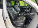 運転席まわりには十分なスペースがあり、大柄な方でもゆったり運転していただける環境です。
