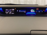 デジタル表示のスピードメーターとタコメーターを大きく配した見やすいメーター部になっています。左側のインフォメーション画面でオドメーターや燃費などの情報を確認できます。