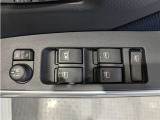 パワーウィンドウのスイッチですよ。 運転席に居ながら窓を開け閉めのコントロールできますよ。 ロック機能で、子供がイタズラして窓を開けるという事も無くなりますよ。