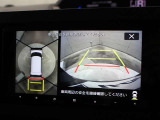 車両周辺を真上から見たような広範囲の映像を表示し、安全運転をサポートする「パノラマモニター」を装備しています。