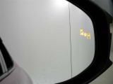 ブラインドスポットモニター装備。隣車線を走る車両を検知。ドアミラーでは確認しにくい後、側方エリアに存在する車両や急接近してくる車両も検知しドアミラーに搭載されたLEDインジケーターが点灯します。