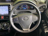 インテリアに合わせたデザインのステアリングは、運転される方のことも考え、運転しやすい形状、大きさです。是非一度、実際に触ってお確かめください。