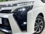 【LEDヘッドライト】悪天候や夜間走行時も良好な視界を確保し安心して運転できる高輝度LEDヘッドライトを装備!点灯速度が早く、消費電力も抑えられています。