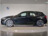 BMWではロングホイールベースの採用をしており、すべての車種に適用され、走行中の安定感の向上されております。また室内空間の広さにも貢献しております。