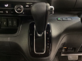CVT車のセレクトレバーです。低速から高速まで、変速ショックのないスムーズな走りを実現するとともに、エンジン効率のよい領域を維持することで燃費にも貢献します。